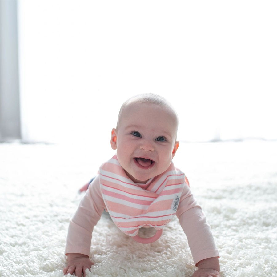 Babero tipo bandana con mordedor a presión en espiga del Dr. Brown's